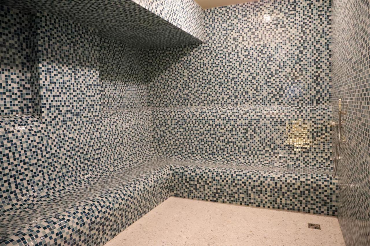 Hotel Colombo Berat Buitenkant foto A shower with mosaic tiles