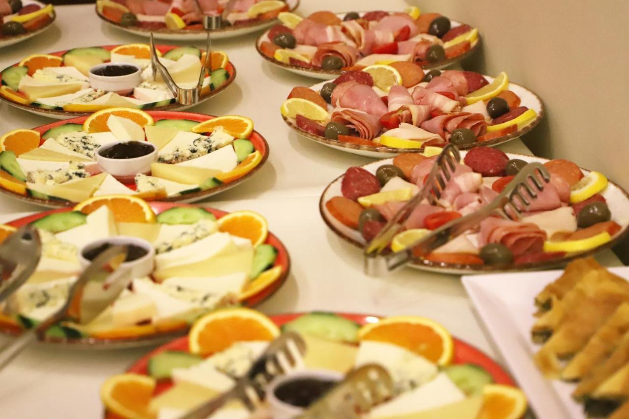 Hotel Colombo Berat Buitenkant foto A cheese and cold meat buffet