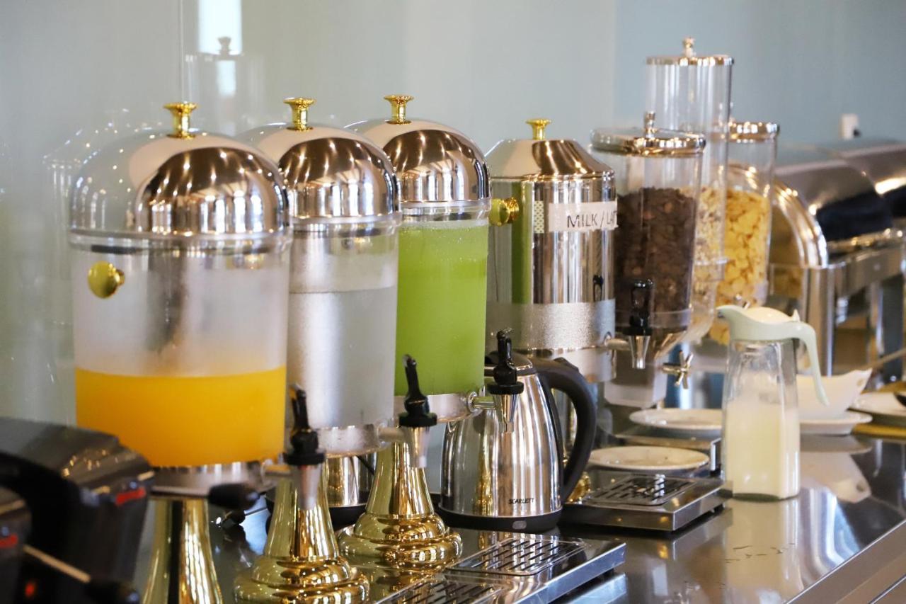 Hotel Colombo Berat Buitenkant foto Juice dispensers