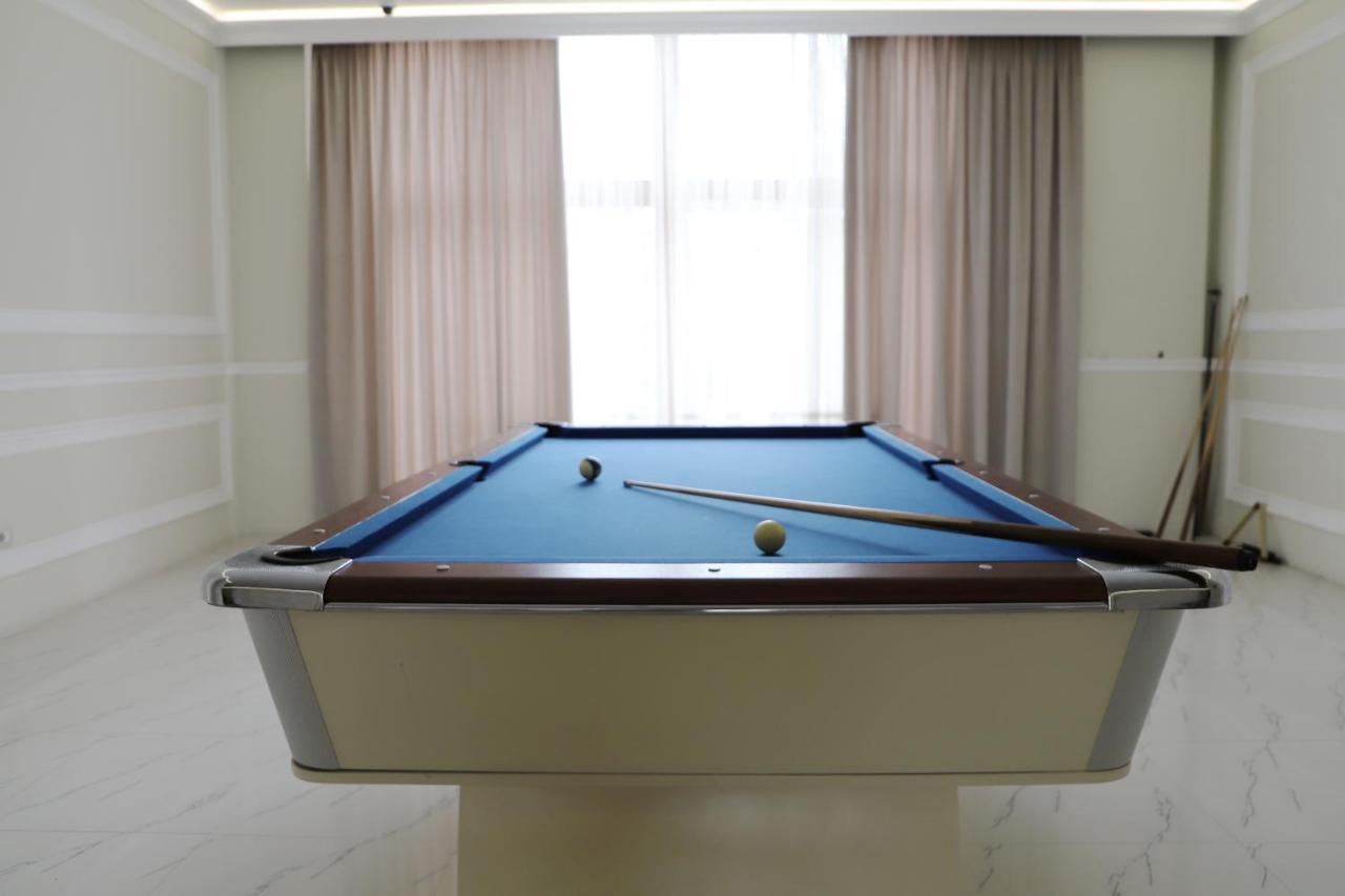 Hotel Colombo Berat Buitenkant foto A pool table