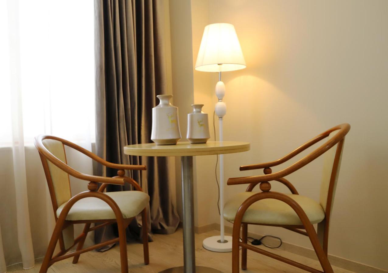 Hotel Colombo Berat Buitenkant foto A table and two chairs