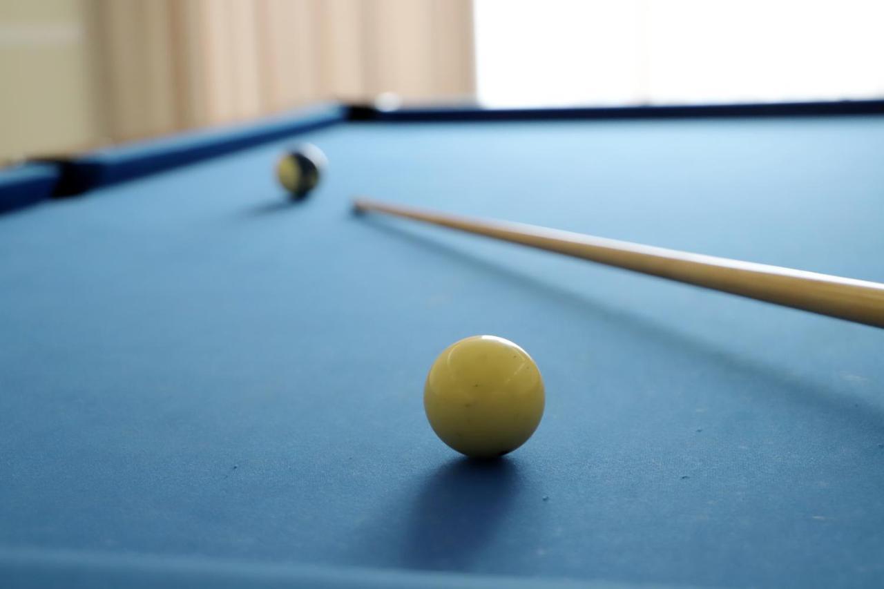 Hotel Colombo Berat Buitenkant foto A pool table