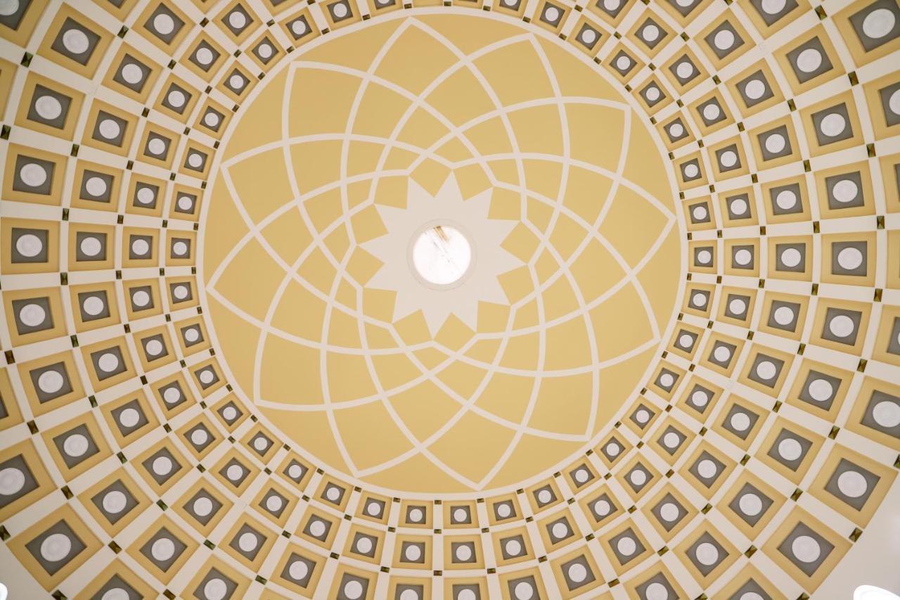 Hotel Colombo Berat Buitenkant foto The ceiling of the main hall