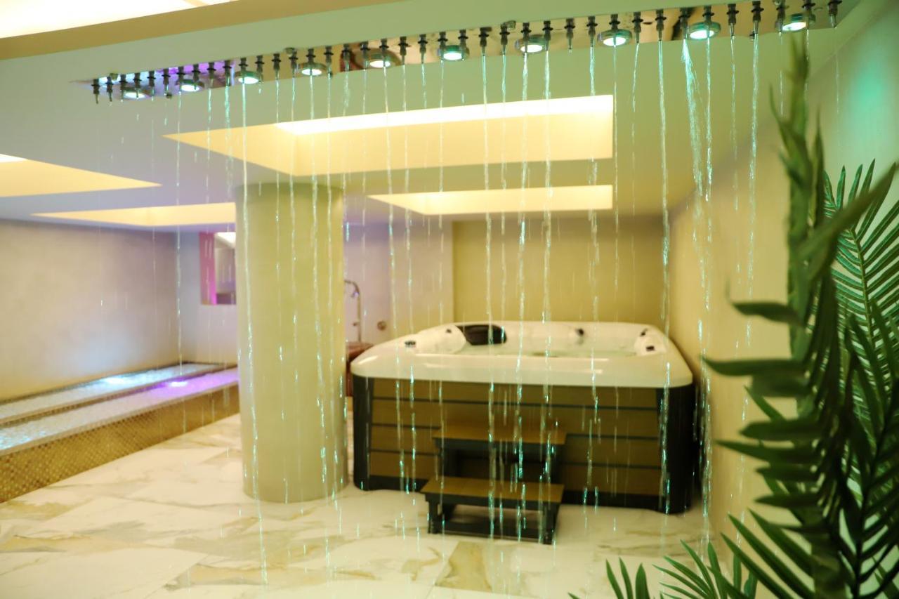 Hotel Colombo Berat Buitenkant foto A modern spa
