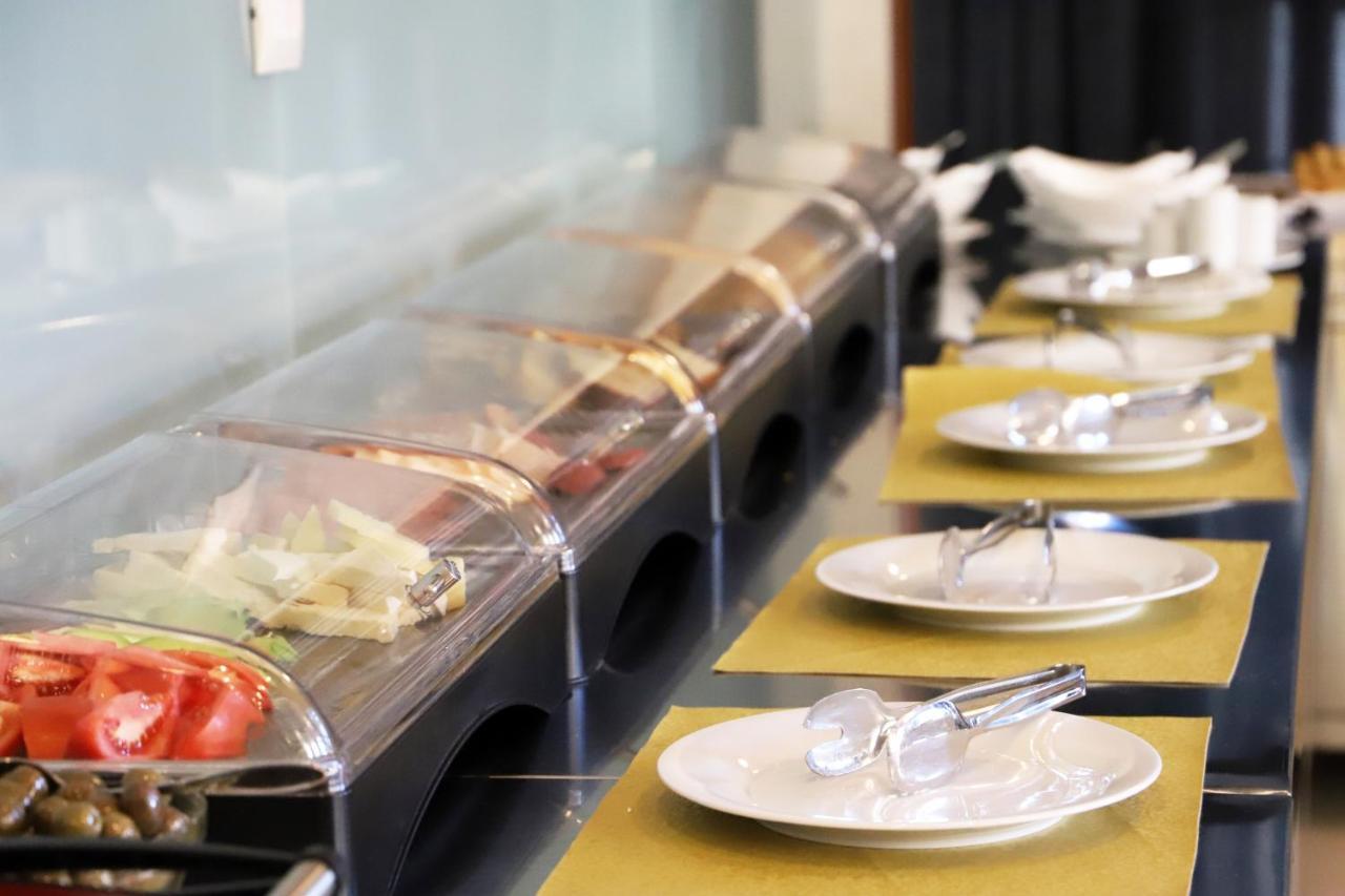 Hotel Colombo Berat Buitenkant foto A buffet