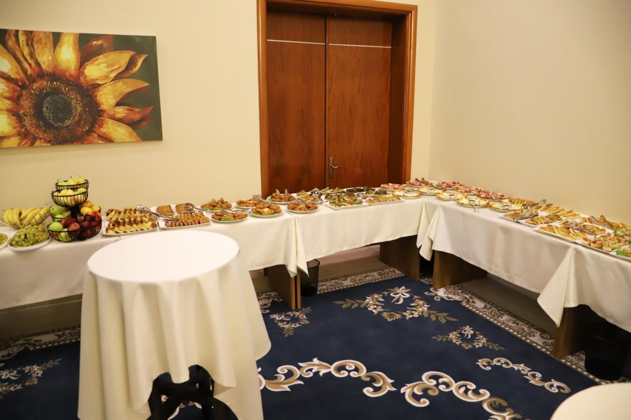 Hotel Colombo Berat Buitenkant foto A buffet at a hotel