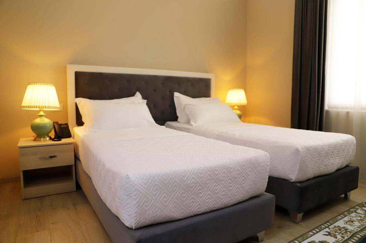 Hotel Colombo Berat Buitenkant foto A bedroom