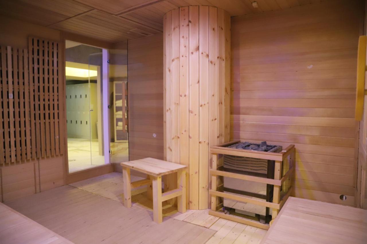 Hotel Colombo Berat Buitenkant foto A modern Finnish sauna