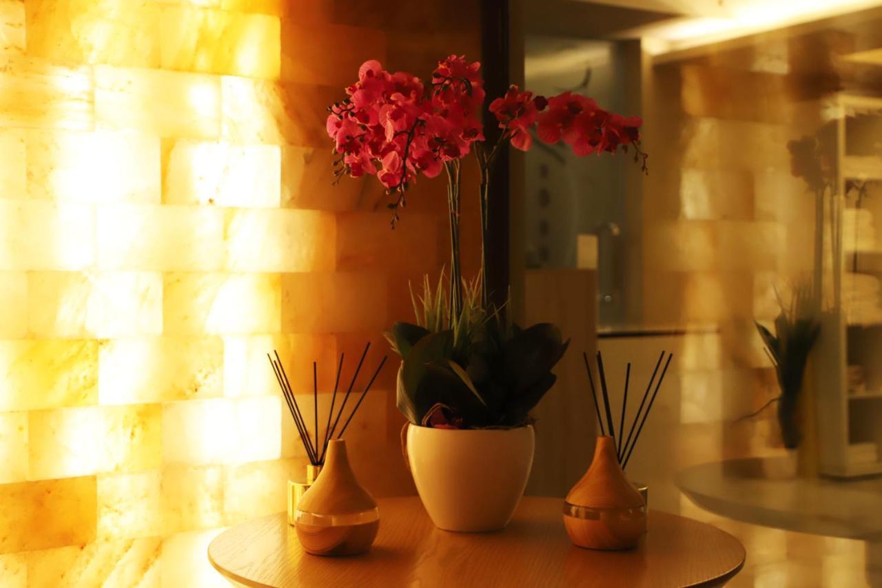 Hotel Colombo Berat Buitenkant foto A reed diffuser