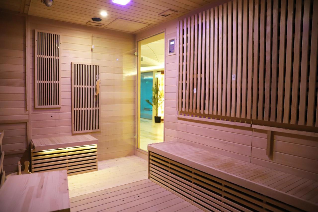 Hotel Colombo Berat Buitenkant foto A modern Finnish sauna