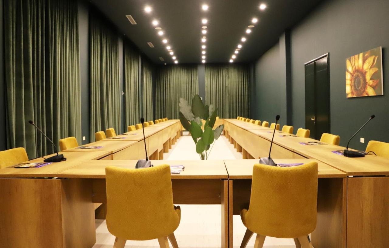 Hotel Colombo Berat Buitenkant foto The conference room of the UNWTO headquarters
