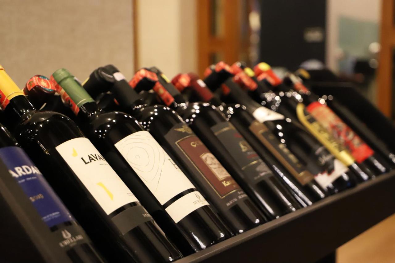Hotel Colombo Berat Buitenkant foto A selection of wine bottles