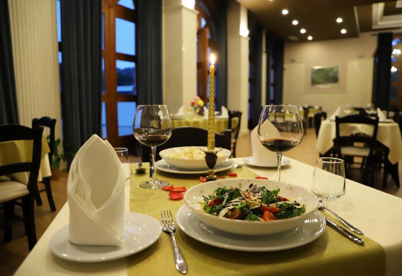 Hotel Colombo Berat Buitenkant foto Restaurant in Poland