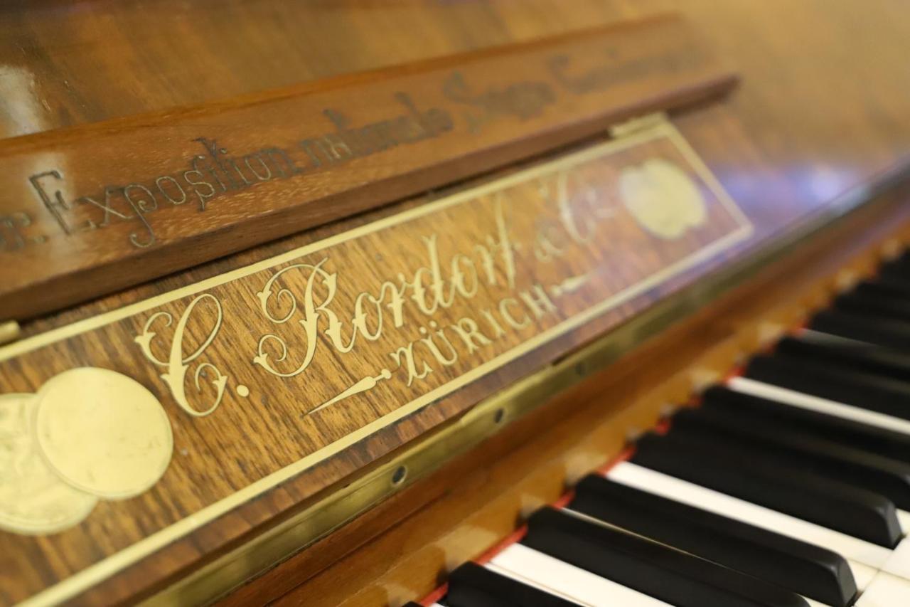 Hotel Colombo Berat Buitenkant foto The name of the piano maker is engraved on the lid.