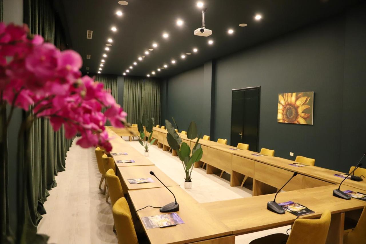 Hotel Colombo Berat Buitenkant foto The conference room of the UNWTO headquarters