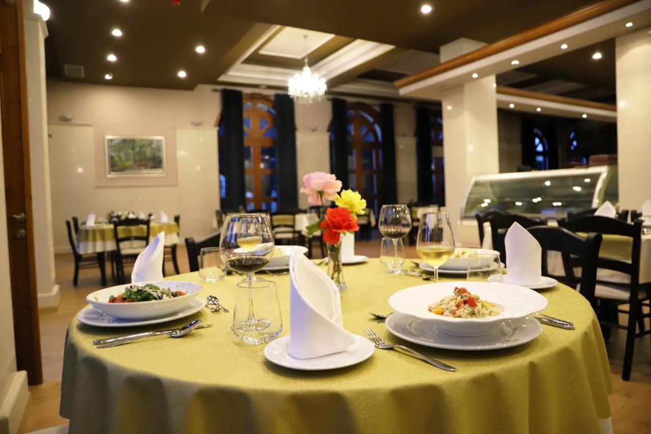 Hotel Colombo Berat Buitenkant foto Restaurant