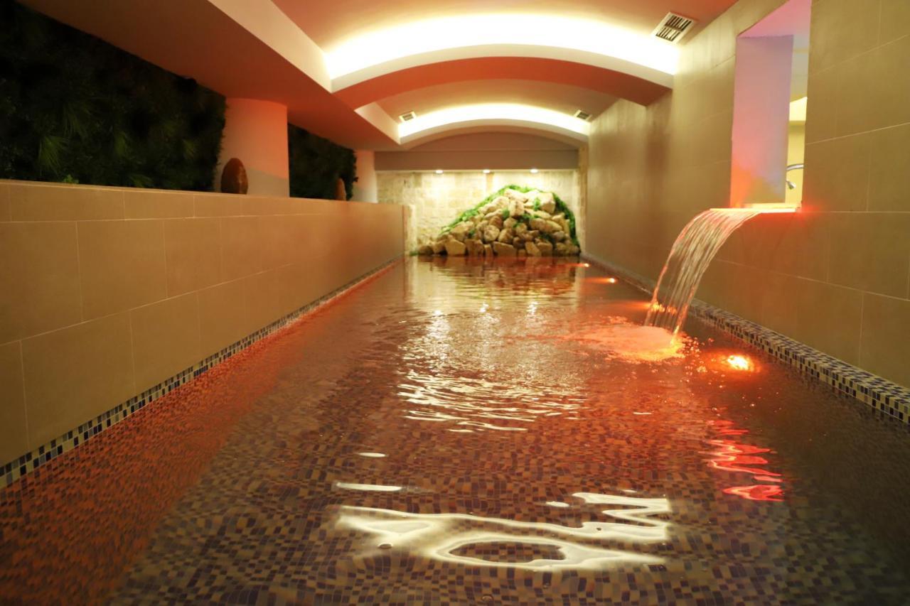 Hotel Colombo Berat Buitenkant foto A modern onsen in Tokyo
