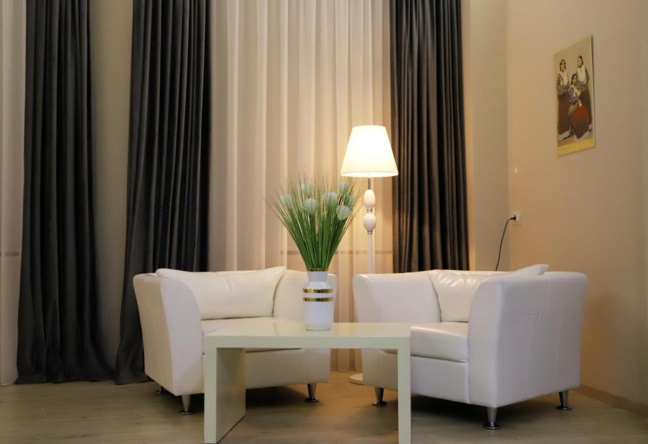 Hotel Colombo Berat Buitenkant foto A living room with curtains