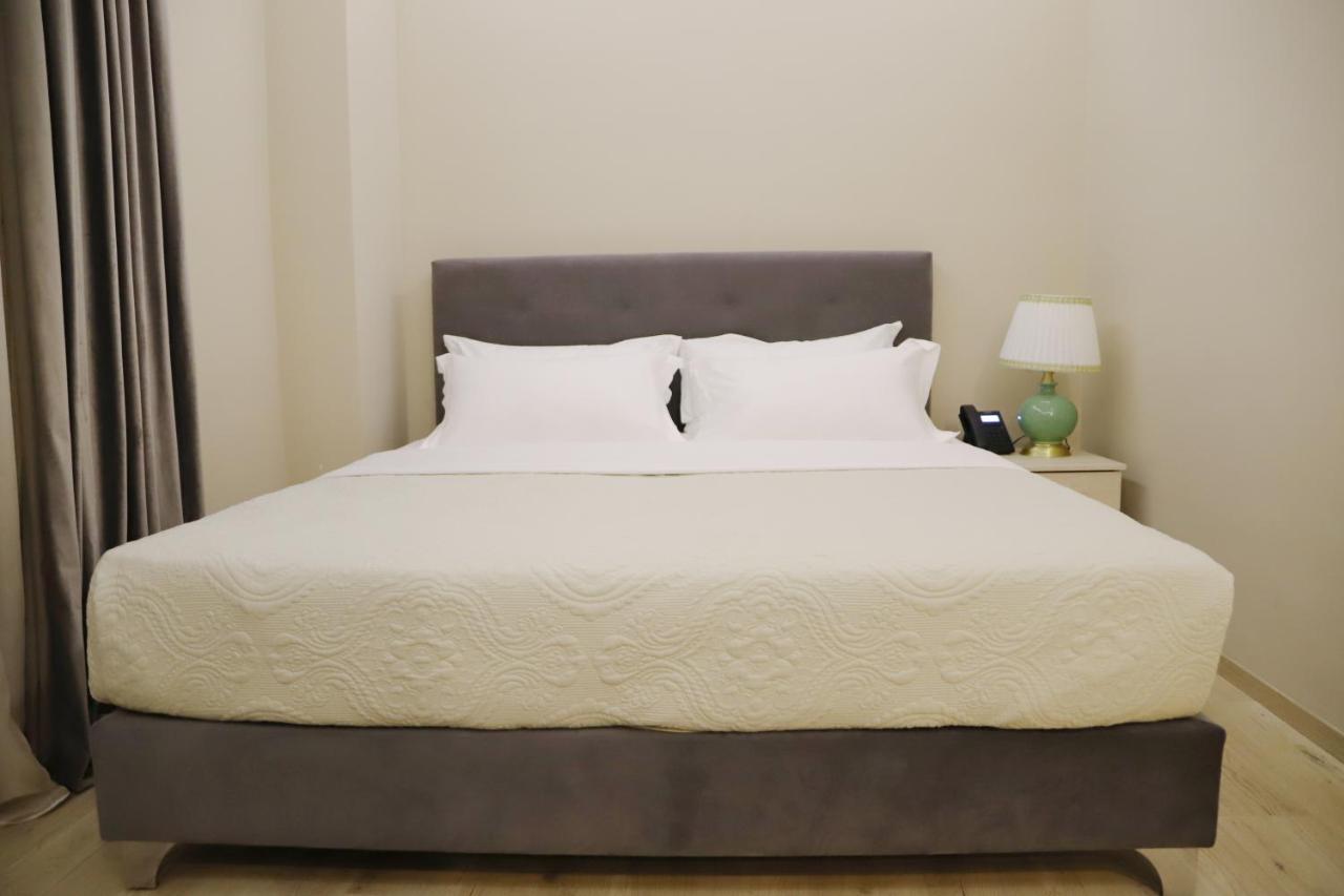 Hotel Colombo Berat Buitenkant foto A bed