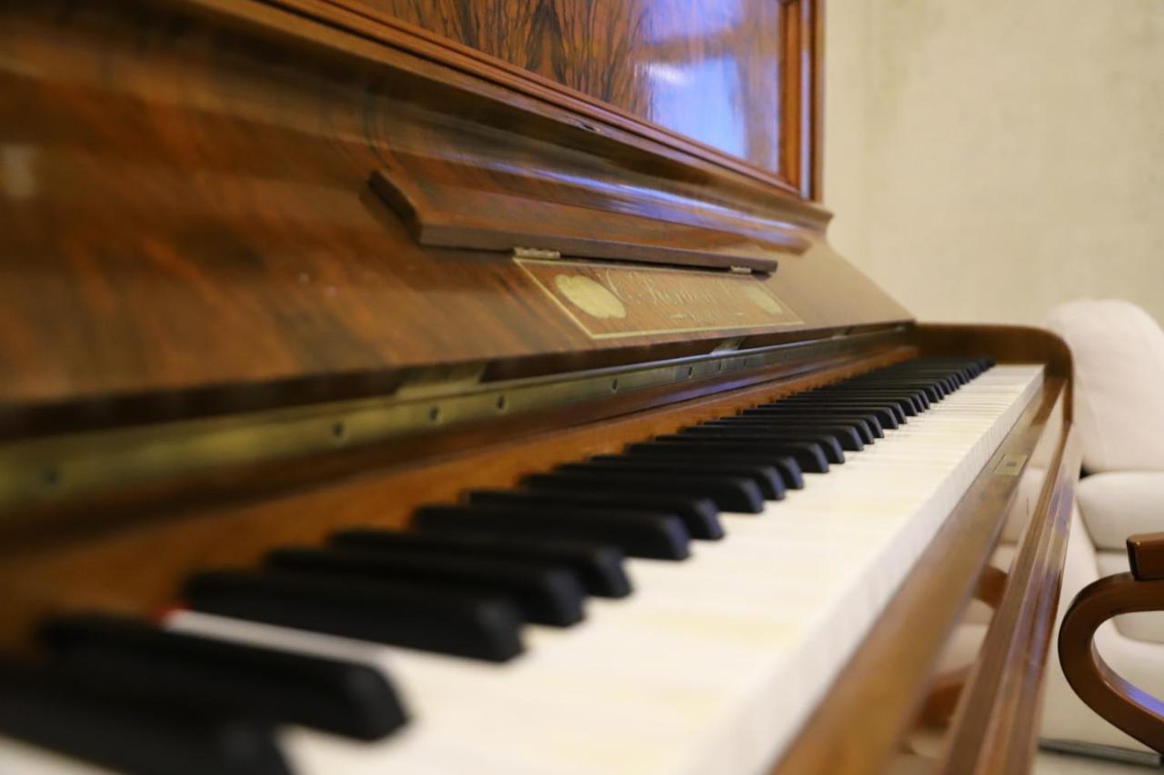 Hotel Colombo Berat Buitenkant foto Piano