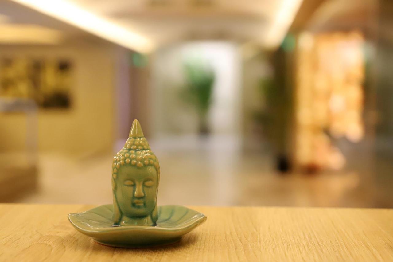 Hotel Colombo Berat Buitenkant foto A small Buddha statue
