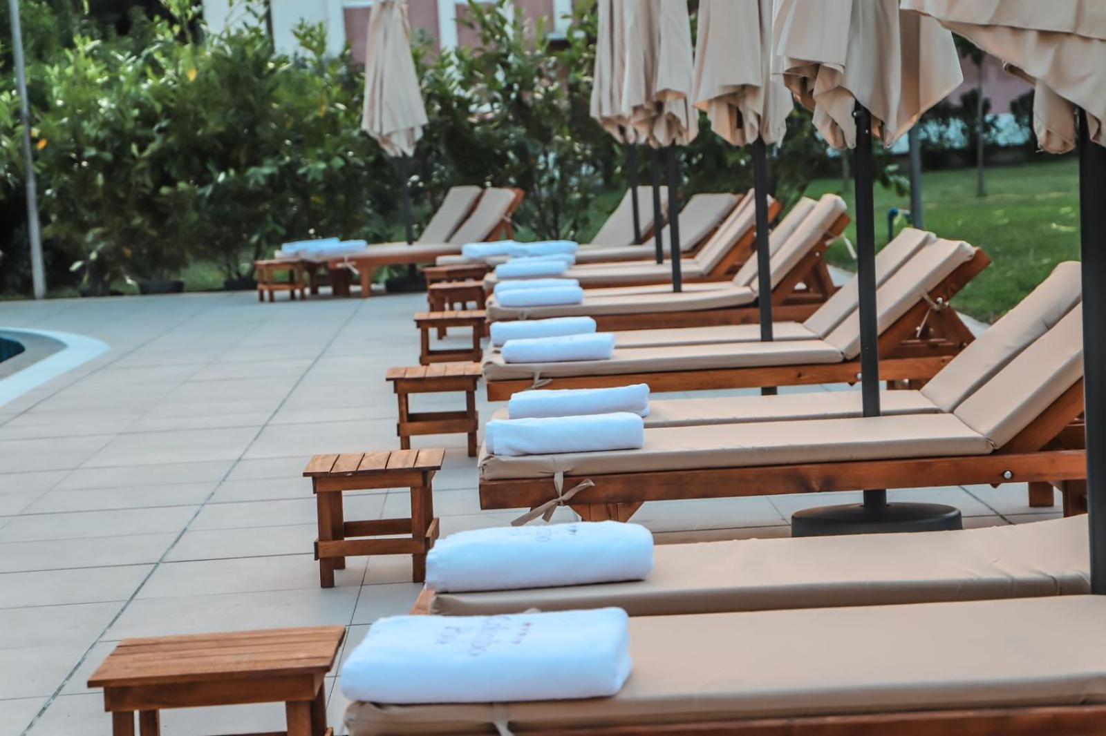 Hotel Colombo Berat Buitenkant foto Sunloungers at a hotel
