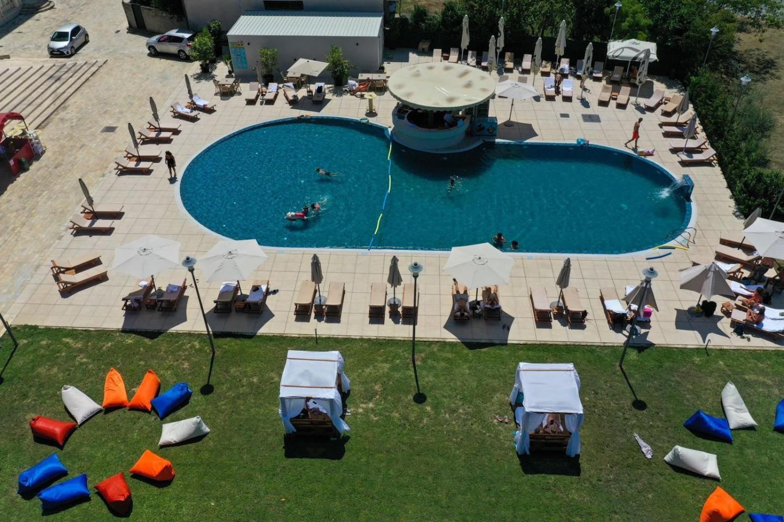 Hotel Colombo Berat Buitenkant foto The swimming pool at the hotel