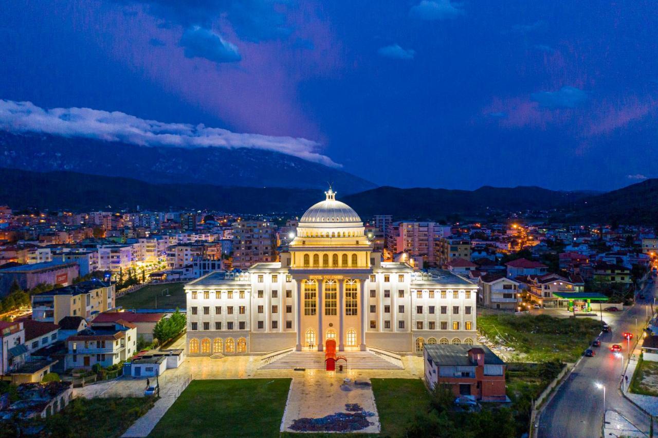Hotel Colombo Berat Buitenkant foto The University of Patras