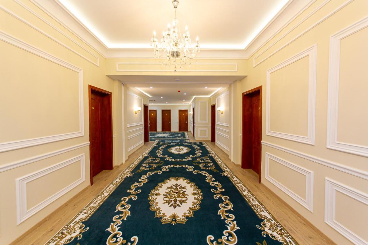 Hotel Colombo Berat Buitenkant foto A carpet in a hotel