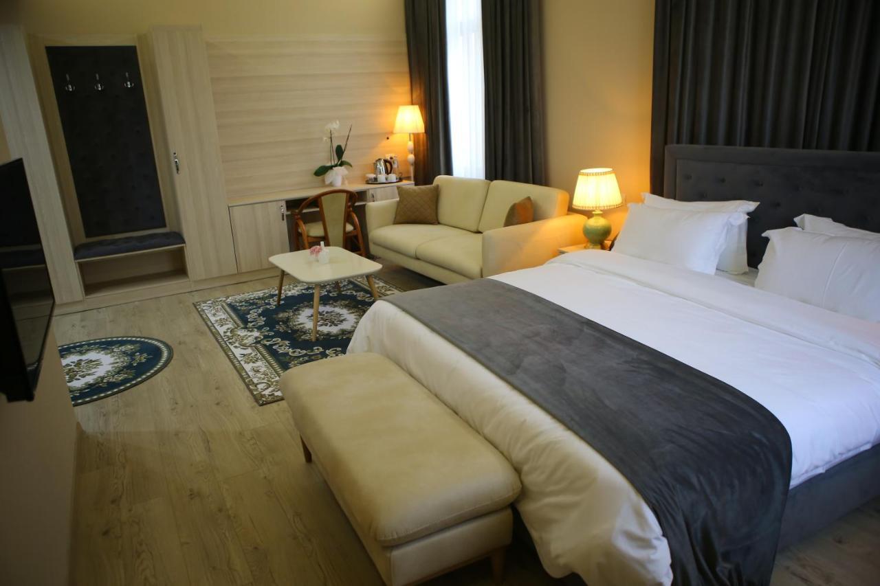Hotel Colombo Berat Buitenkant foto A bedroom at the hotel