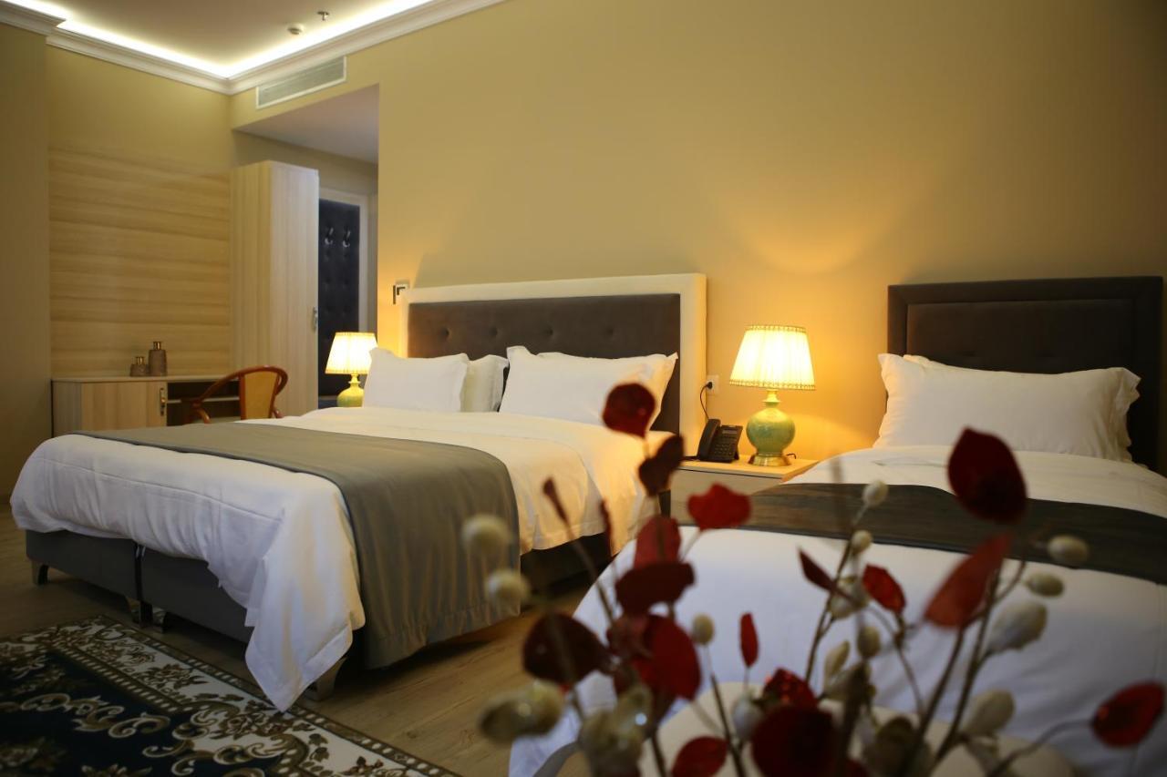 Hotel Colombo Berat Buitenkant foto A room at the hotel