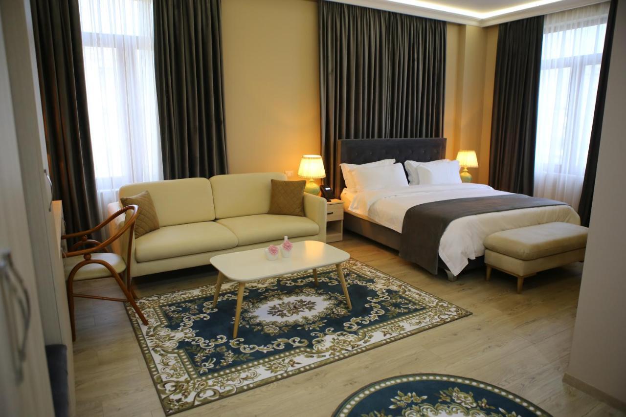 Hotel Colombo Berat Buitenkant foto A bedroom in the hotel