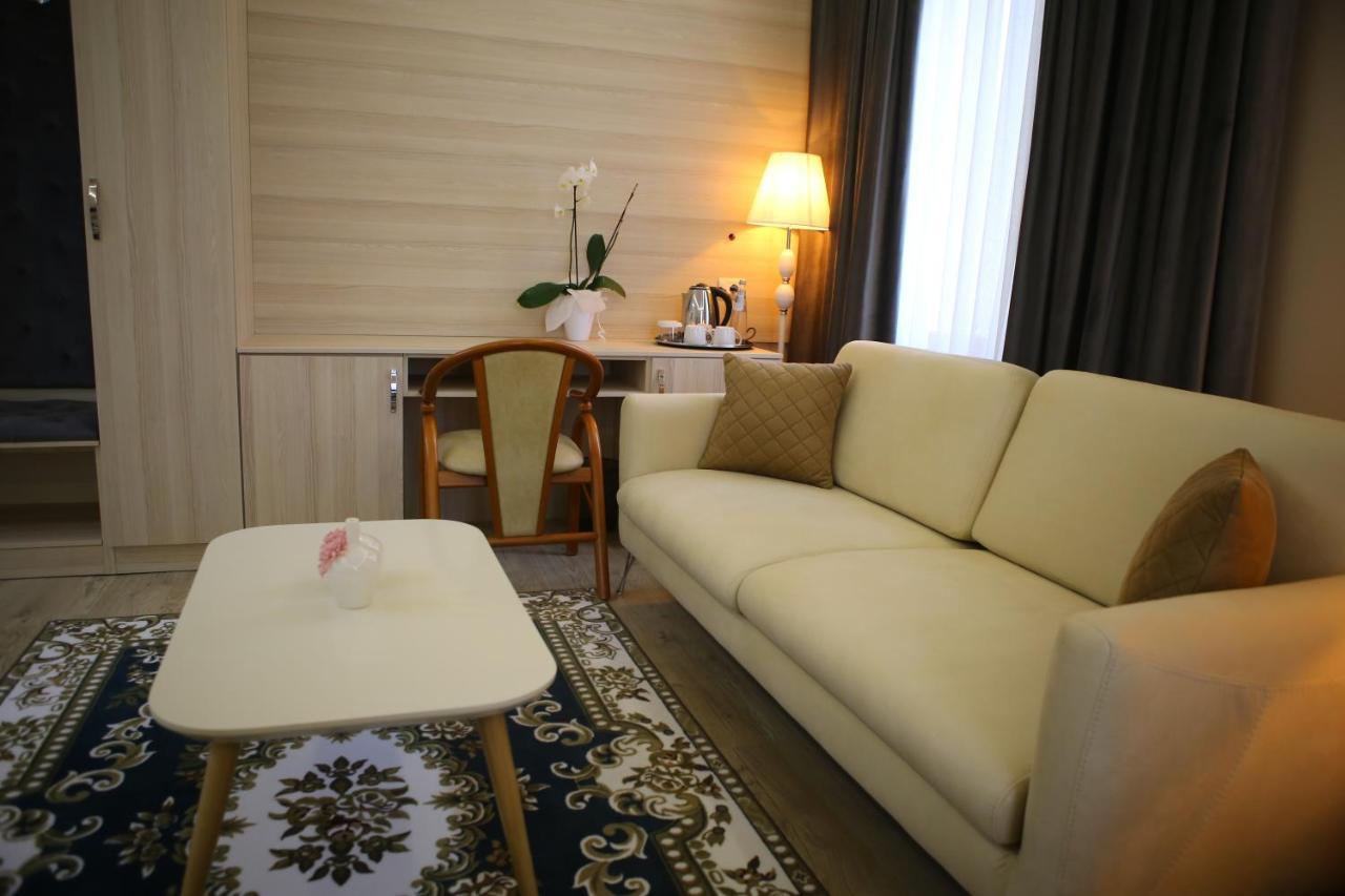 Hotel Colombo Berat Buitenkant foto A living room in a hotel