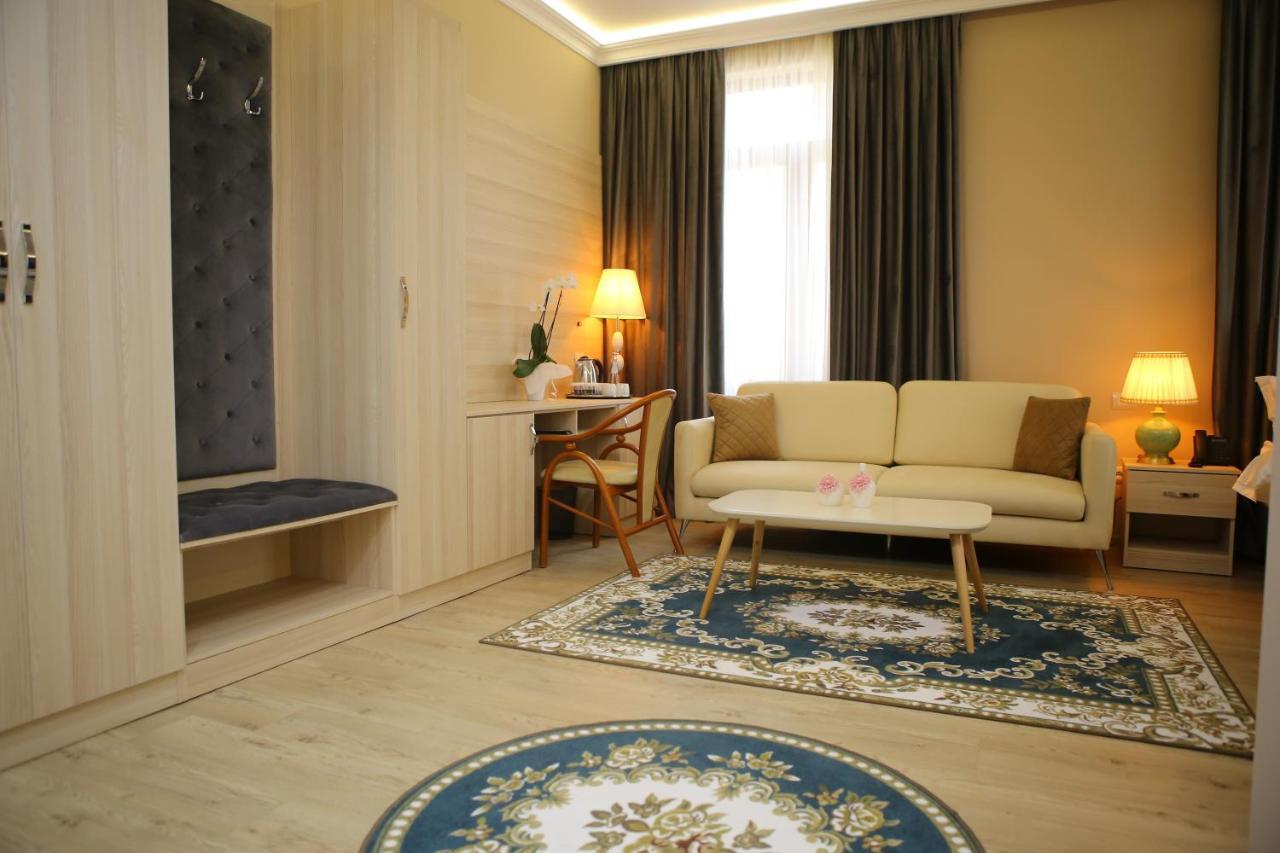 Hotel Colombo Berat Buitenkant foto A living room