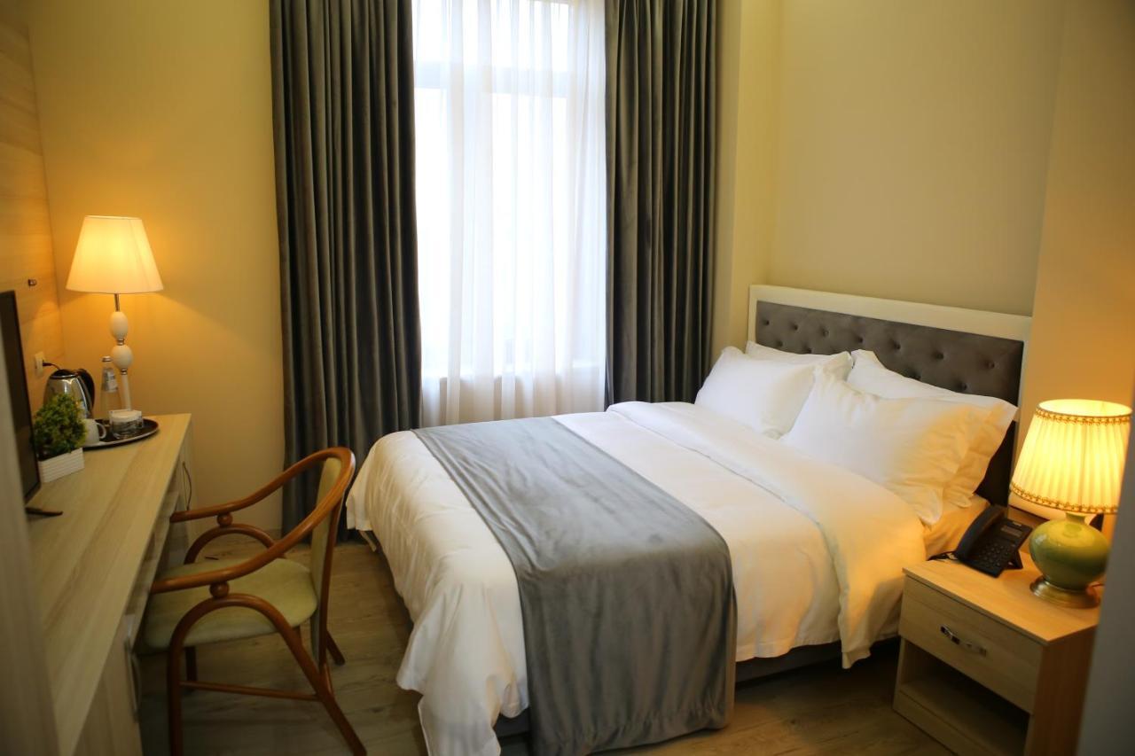 Hotel Colombo Berat Buitenkant foto A room at the hotel