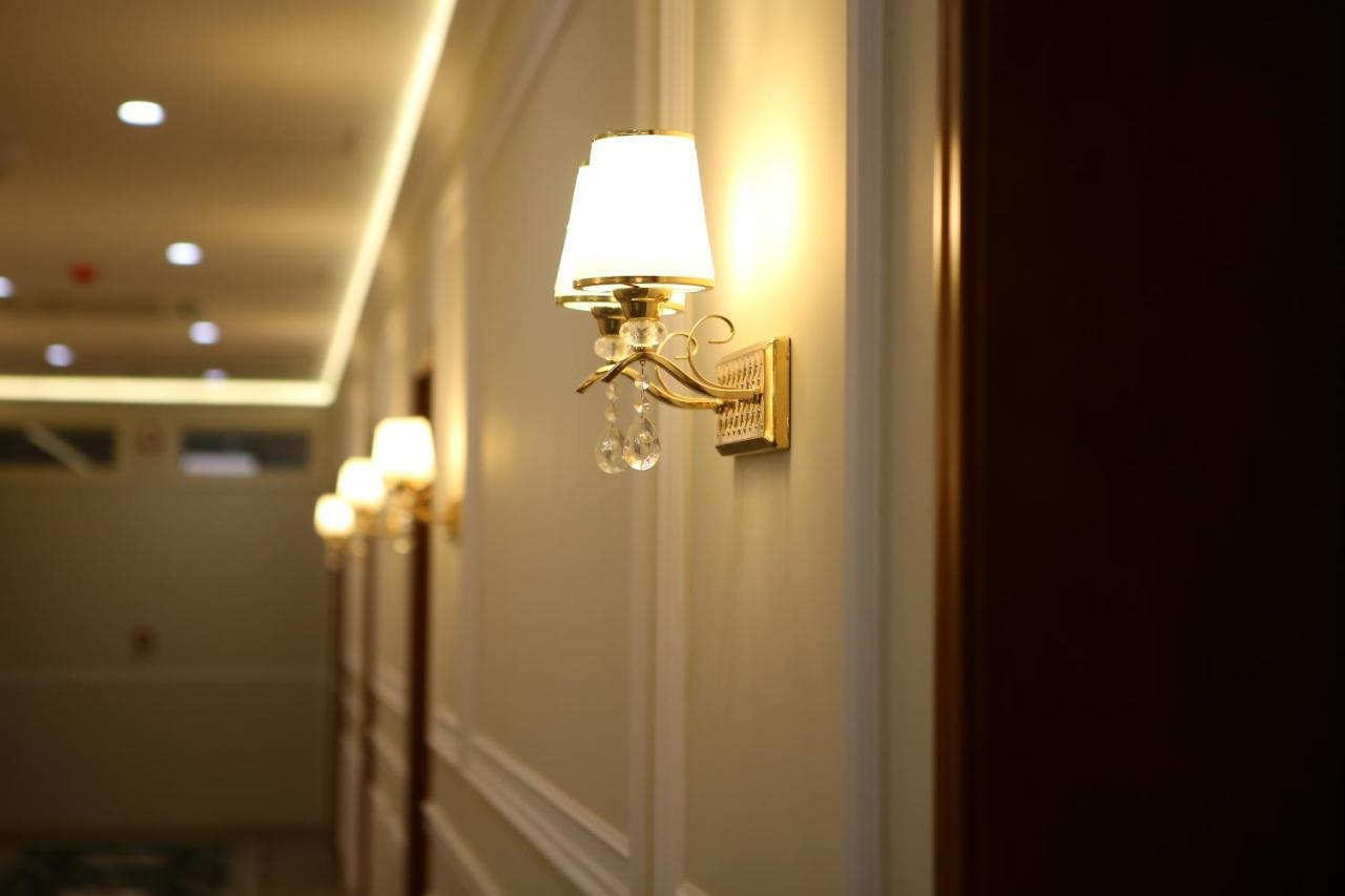 Hotel Colombo Berat Buitenkant foto A wall light
