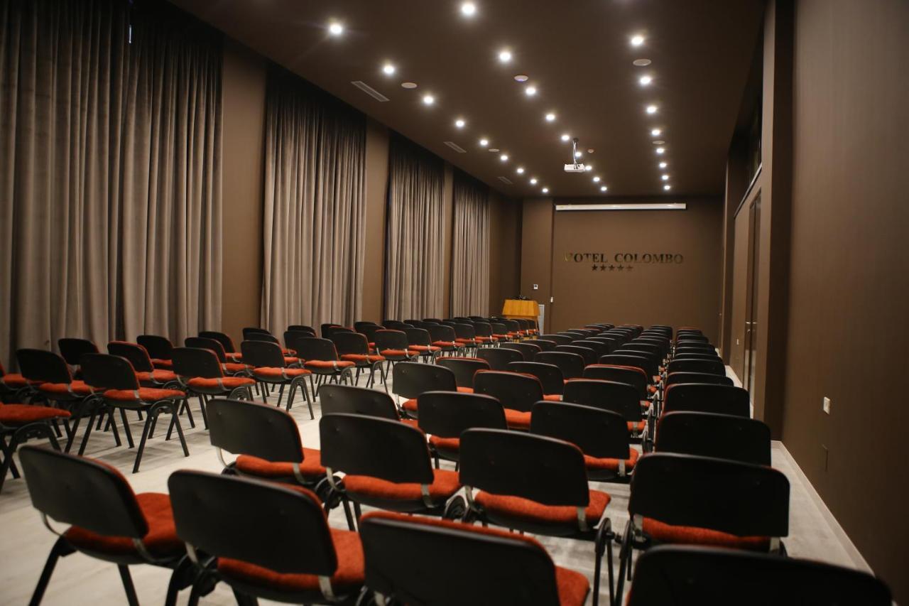 Hotel Colombo Berat Buitenkant foto Auditorium