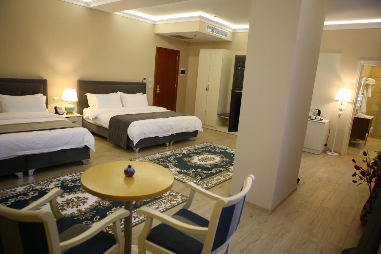 Hotel Colombo Berat Buitenkant foto A room at the hotel