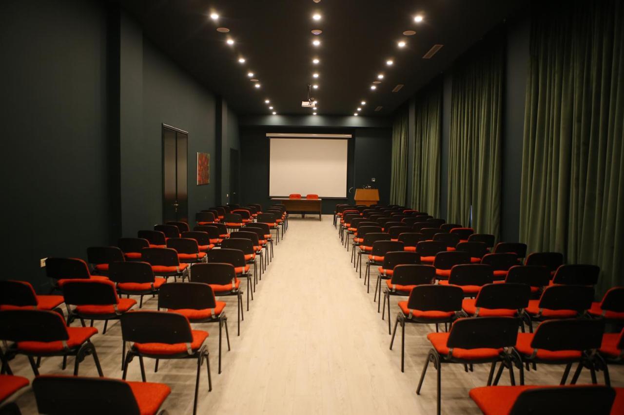 Hotel Colombo Berat Buitenkant foto The auditorium